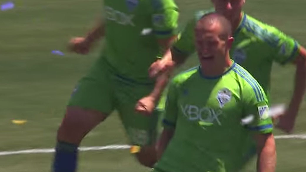 Jogador do Seattle abre o placar em um minuto, machuca-se na comemora&ccedil;&atilde;o e sai substitu&iacute;do