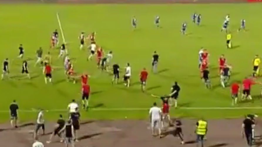 Entrada dura irrita torcida do CSKA Sofia, que expulsa time advers&aacute;rio aos pontap&eacute;s
