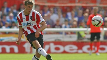 Quais as chances? Jogador inglês isola chute e quebra o pulso da própria namorada