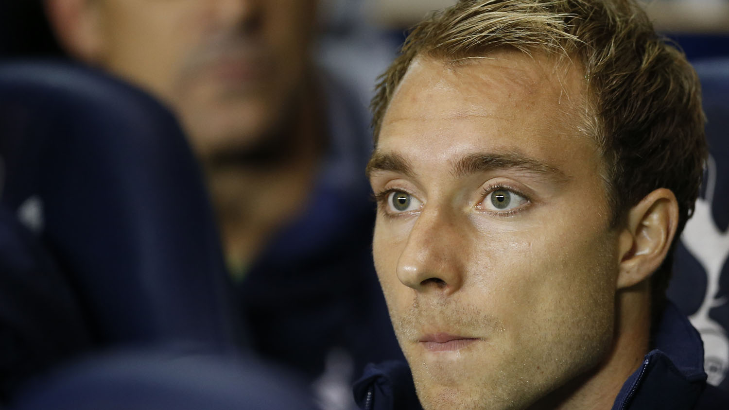 Eriksen poderia mandar bola para o S&aacute;nchez, mas vai para o Chadli mesmo (Foto: AP)