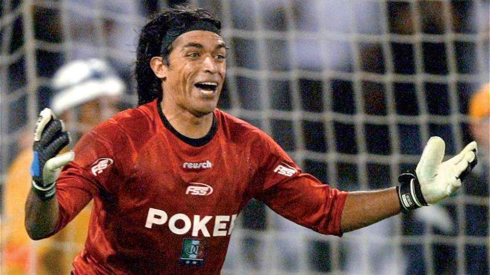 Aos 43 anos, Henao ainda joga, e salvou o Once Caldas com uma defesa&ccedil;a nos acr&eacute;scimos