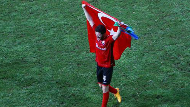 Huseynov com a bandeira da Turquia