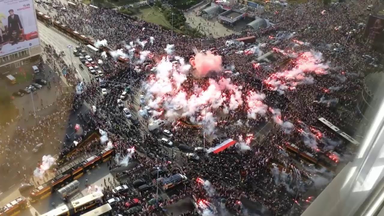 A torcida do Legia levou o show dos est&aacute;dios &agrave;s ruas nos 71 anos da resist&ecirc;ncia aos nazistas