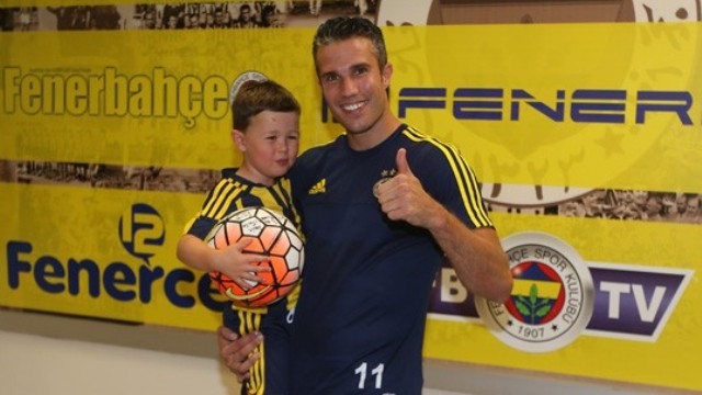 Sabe aquele menininho que chorou pelo adeus de Van Persie? Agora ele sorriu no colo do &iacute;dolo