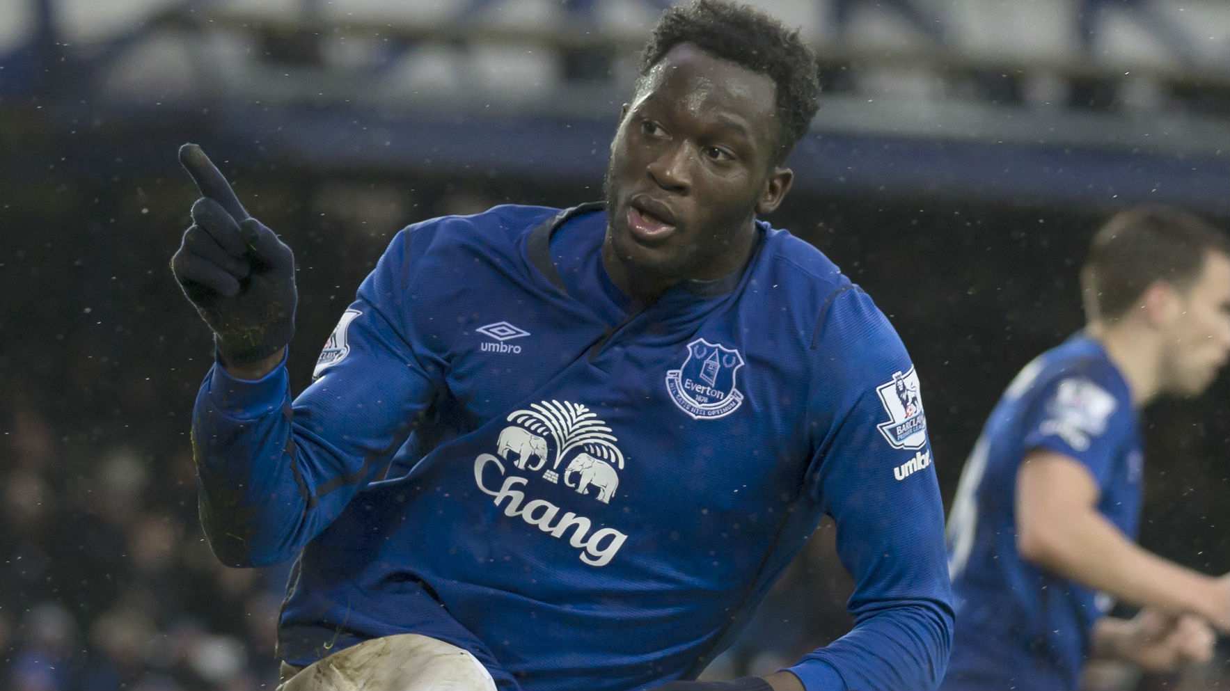 Mais bonito que os gols foi o gesto de Lukaku com f&atilde; do Southampton que acertou no aquecimento