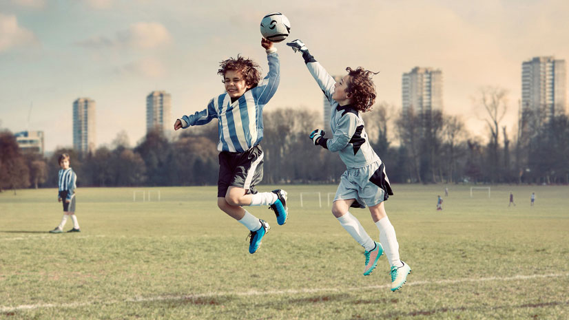 O pequeno Maradona (Foto: George Logan/Barcroft)