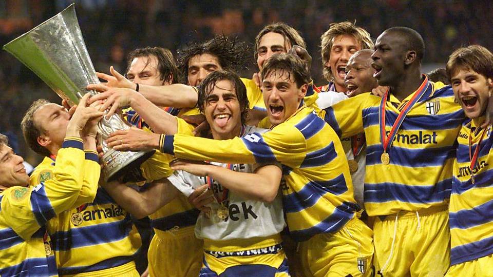Apesar da ajuda da torcida, Parma coloca seus antigos trof&eacute;us a leil&atilde;o