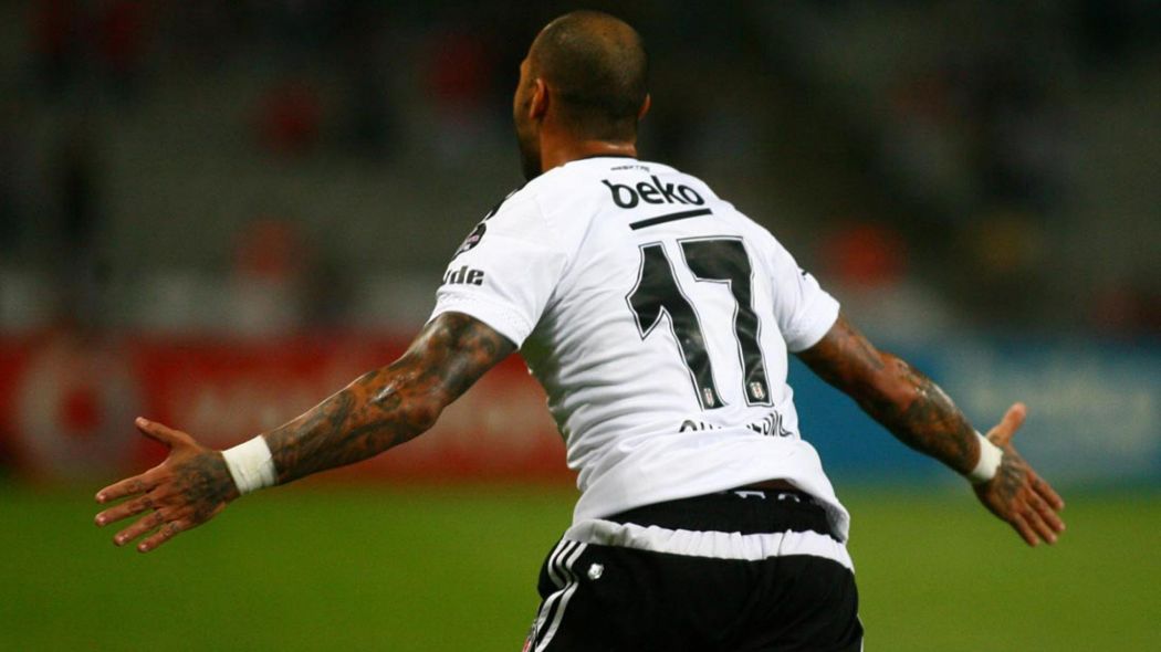 Quaresma anotou um de seus famosos gols de trivela mais impressionantes