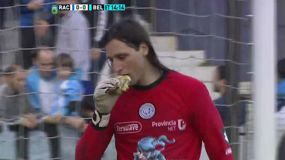 Jogaram um hamb&uacute;rguer no goleiro do Belgrano e ele n&atilde;o teve d&uacute;vida: pegou do ch&atilde;o e comeu