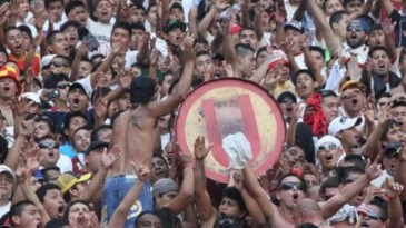 Namorada pede prova de amor e rapaz usa camisa de seu time na torcida rival; deu ruim