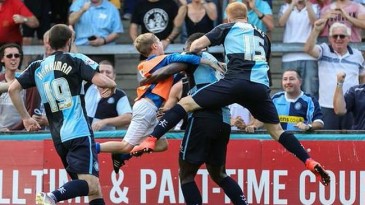 Não teve menino mais feliz do que esse, ao também comemorar o gol do seu time no último minuto