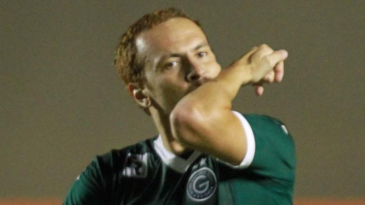 A fase do Vasco é tão difícil que Zé Love fez de bicicleta logo no primeiro chute pelo Goiás