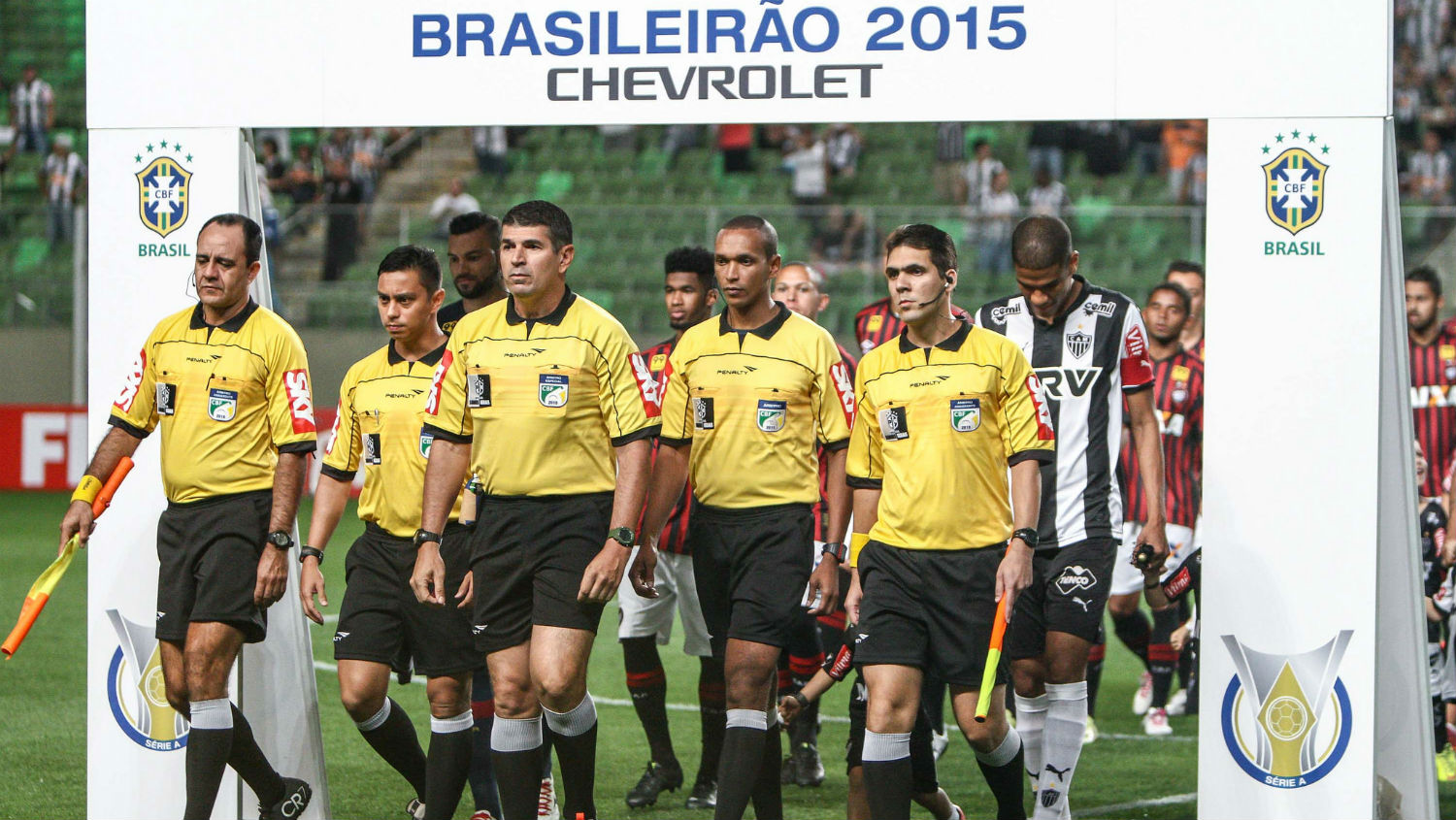 Foi assim a noite tr&aacute;gica da arbitragem no Campeonato Brasileiro; veja os lances