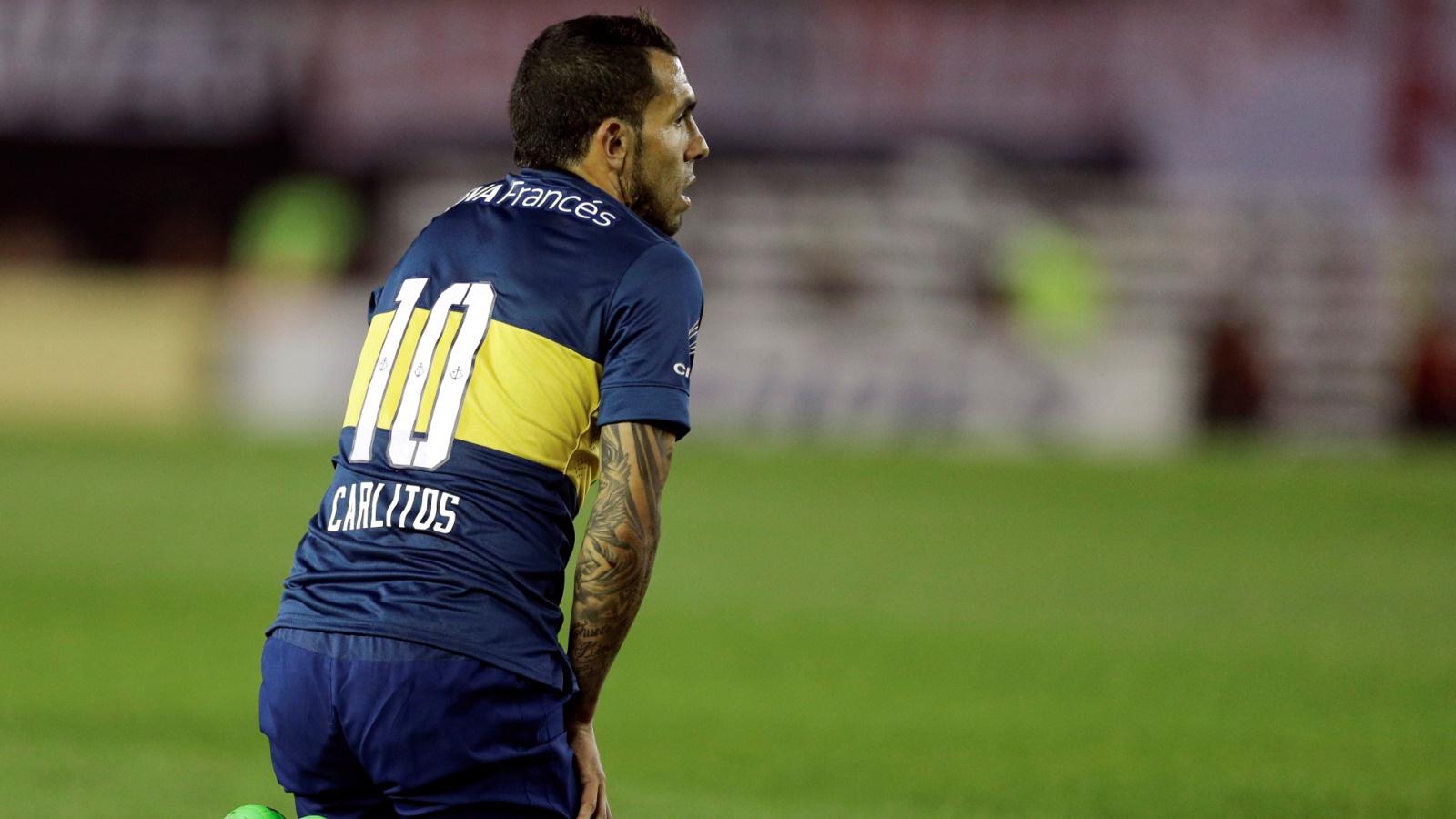 Ap&oacute;s fraturar perna de rival com entrada violenta, Tevez oferece ajuda e acompanhar&aacute; cirurgia