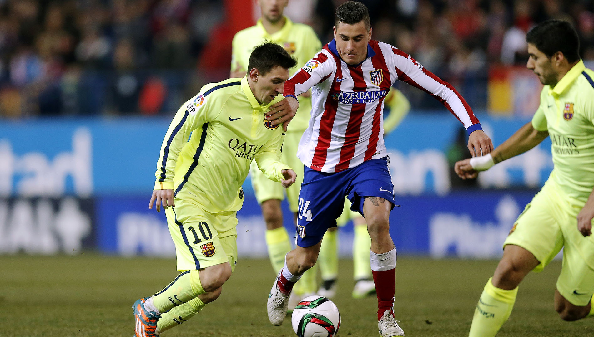 Gim&eacute;nez, do Atl&eacute;tico de Madrid, marca Messi, do Barcelona (AP Photo/Daniel Ochoa de Olza)