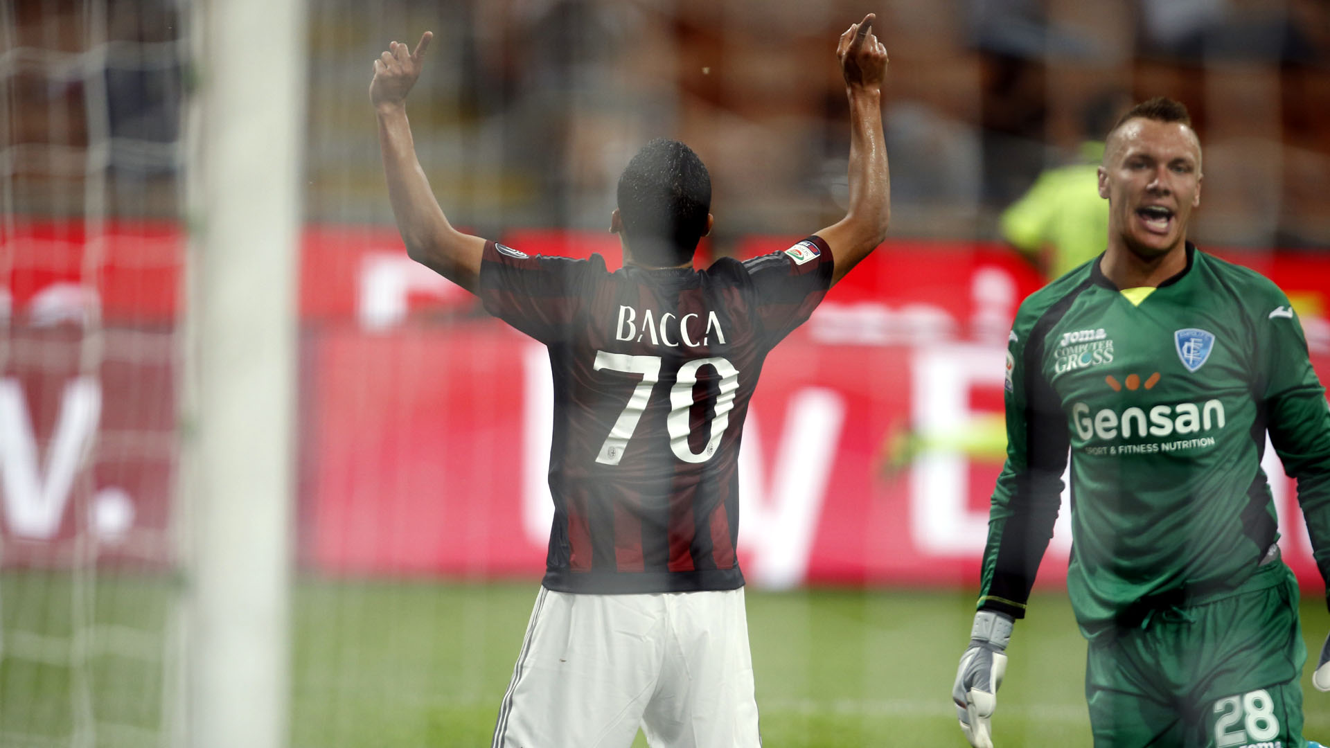 Bacca comemora: ataque do Milan ficou mais forte (AP Photo/Luca Bruno)
