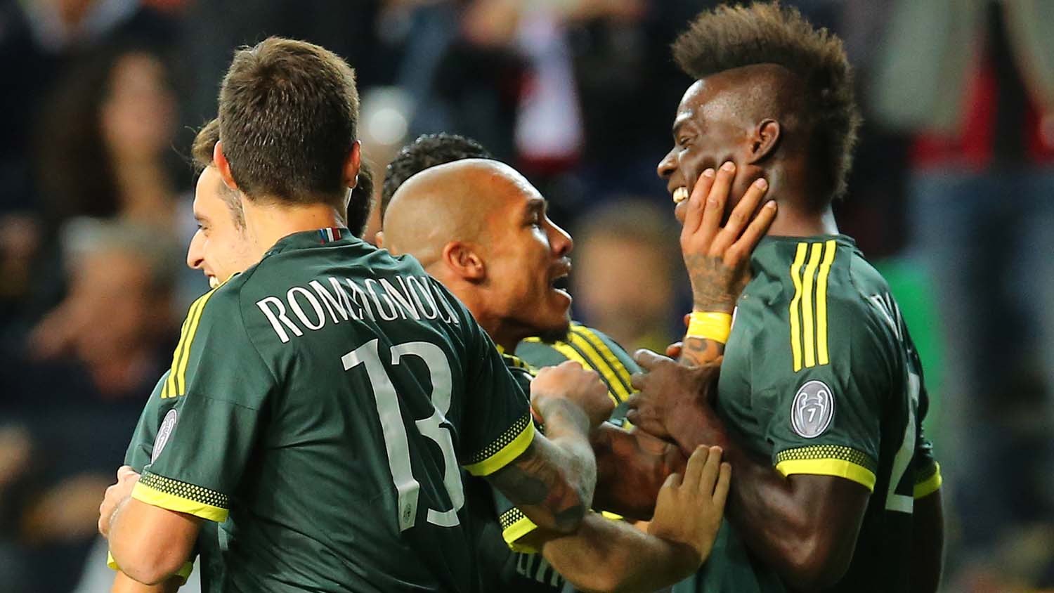 Balotelli demora menos de uma hora para marcar no retorno ao Milan, e o faz em grande estilo