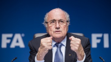 Mesmo sob investigação, Blatter se agarra como pode à presidência da Fifa