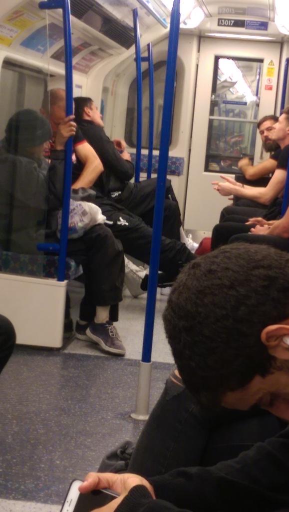 Hangeland e outros jogadores do Crystal Palace voltam de metr&ocirc; depois do jogo com o Tottenham