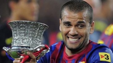 Um torcedor maluco deu um beijo em Daniel Alves, que reagiu muito bem