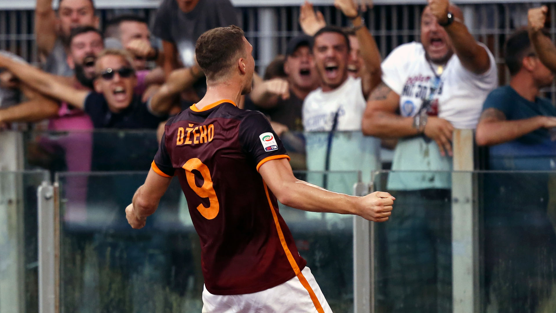 Dzeko chegou como a principal contrata&ccedil;&atilde;o da Roma para a temporada, emprestado pelo Manchester City (AP Photo/Riccardo De Luca)