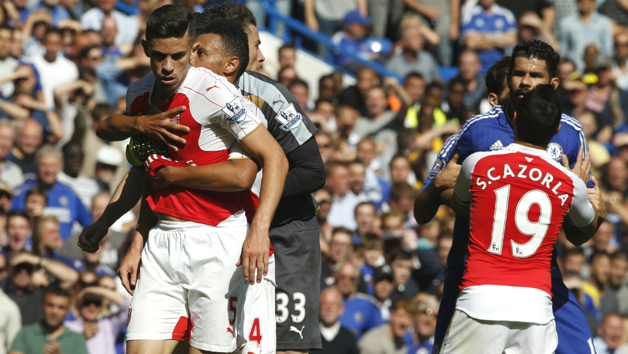Gabriel Paulista e Diego Costa se estranharam no cl&aacute;ssico entre Chelsea e Arsenal (AP Photo/Alastair Grant)