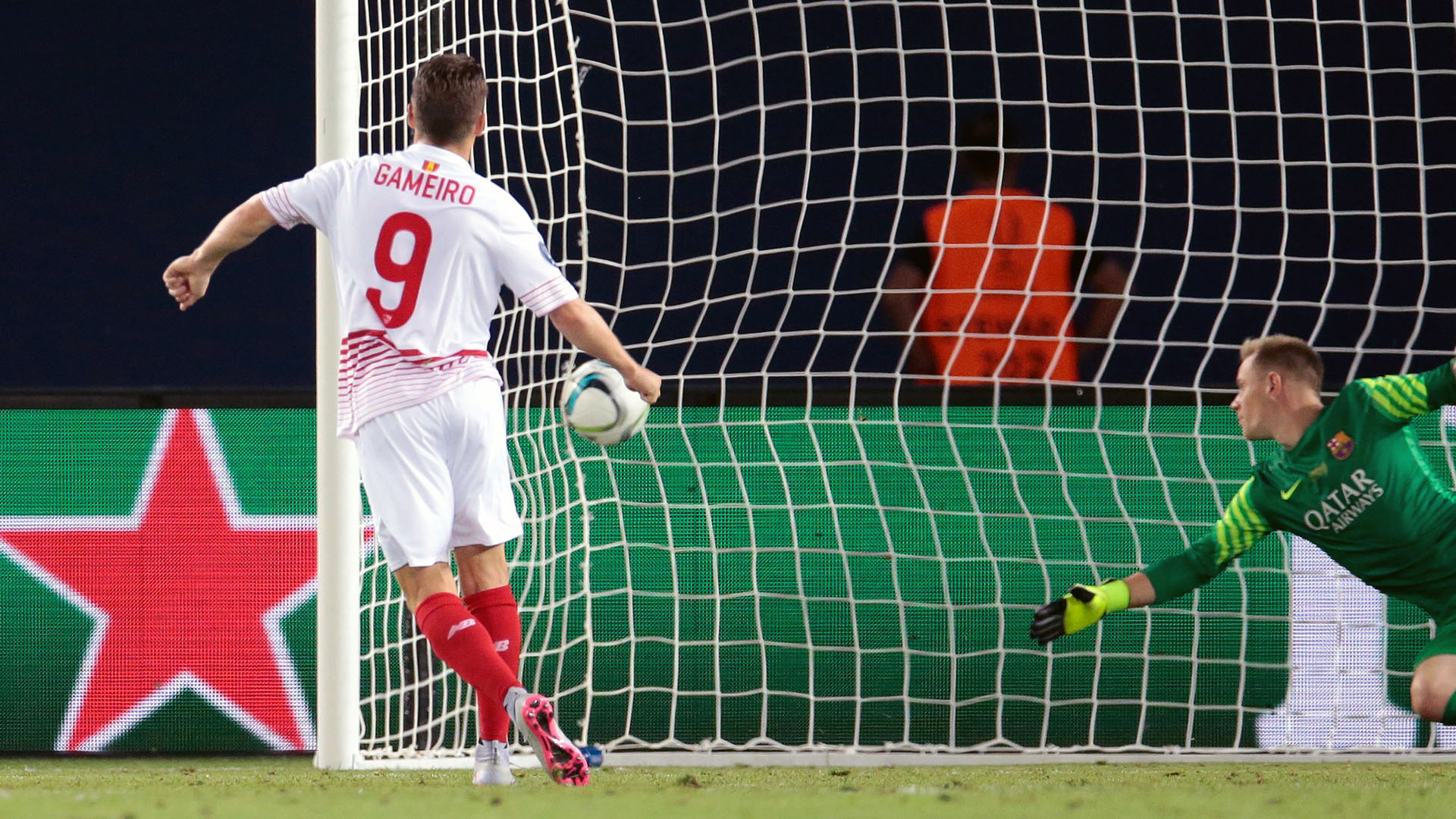 Gameiro assumiu a camisa 9 no Sevilla e tenta superar a concorr&ecirc;ncia de Llorente e Immobile, dois refor&ccedil;os (AP Photo/Ivan Sekretarev)