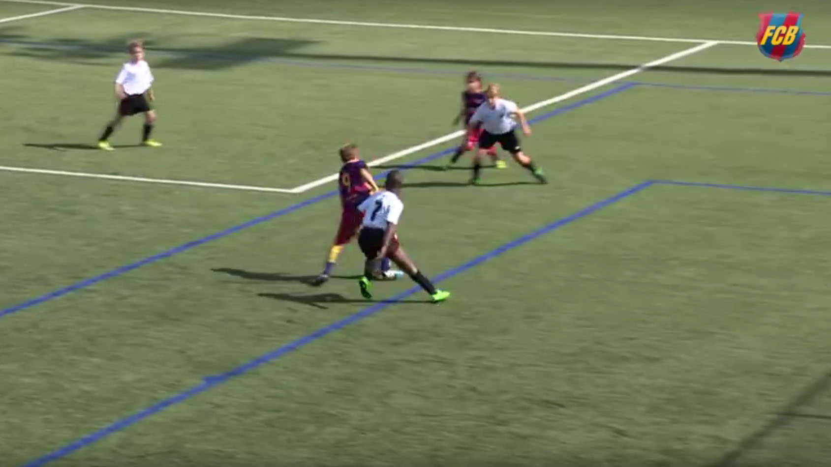 [V&iacute;deo] Garoto do sub-12 do Barcelona faz gola&ccedil;o &agrave; la Bergkamp