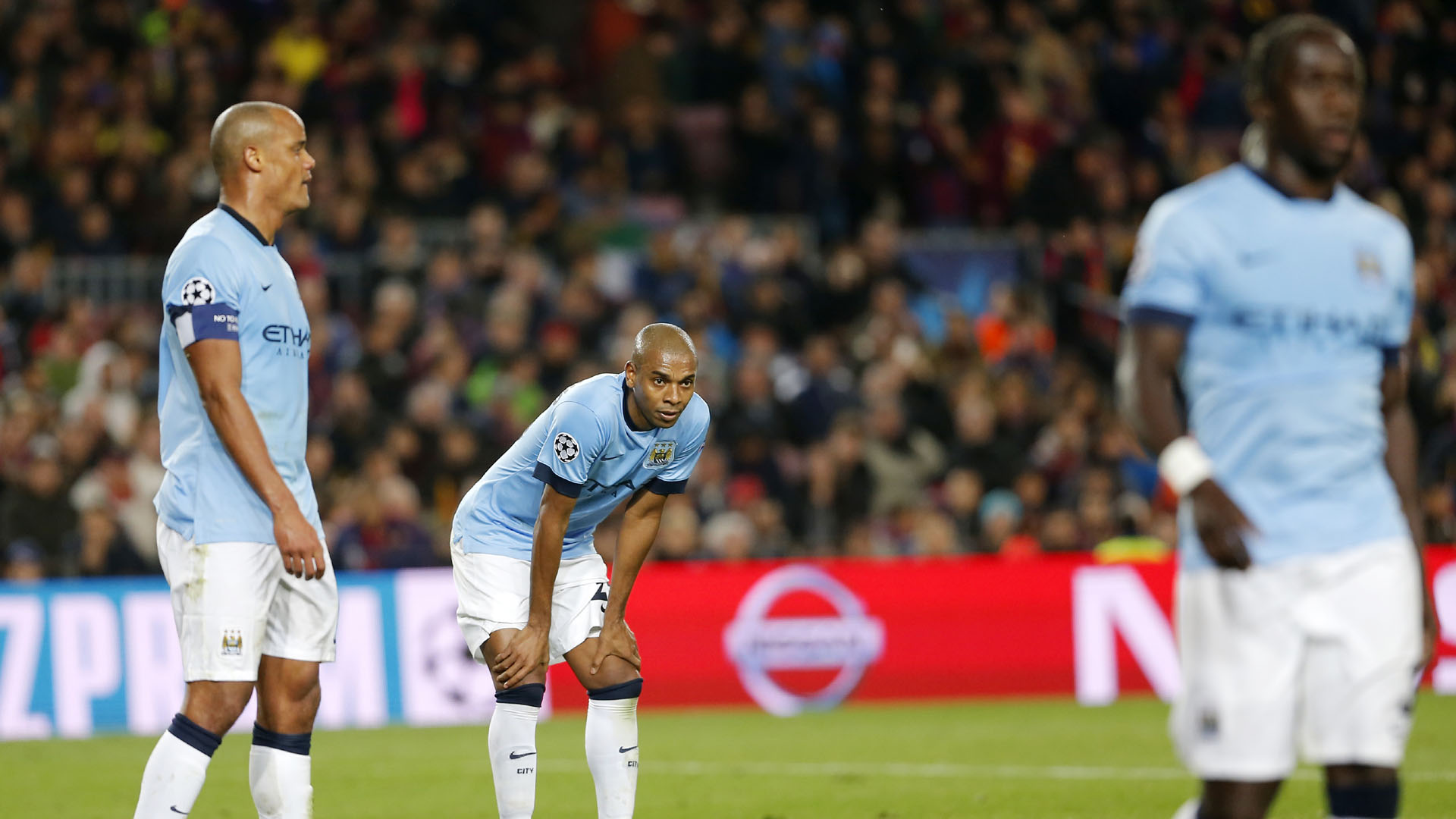 O Manchester City, de Kompany (esq.), Fernandinho (centro) e Yay&aacute; Tour&eacute; (dir.) foi eliminado pelo Barcelona nas oitavas de final da Champions (AP Photo/Emilio Morenatti)