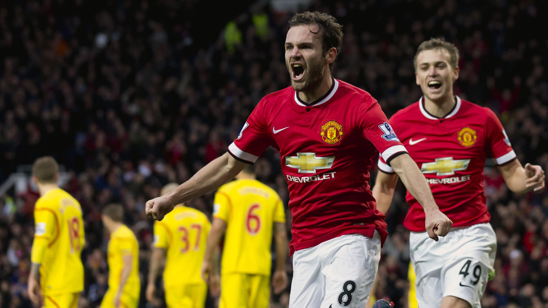 Mata, do Manchester United, comemora contra o Liverpool (AP Photo/Jon Super)