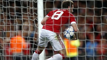 A magia de Mata salva o Manchester United em mais uma partida complicada na Champions