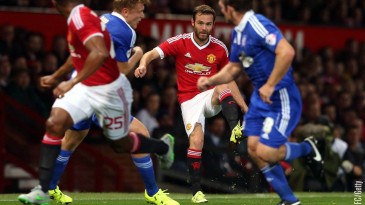 Assista a esta aula de domínio de bola, com professor Juan Mata