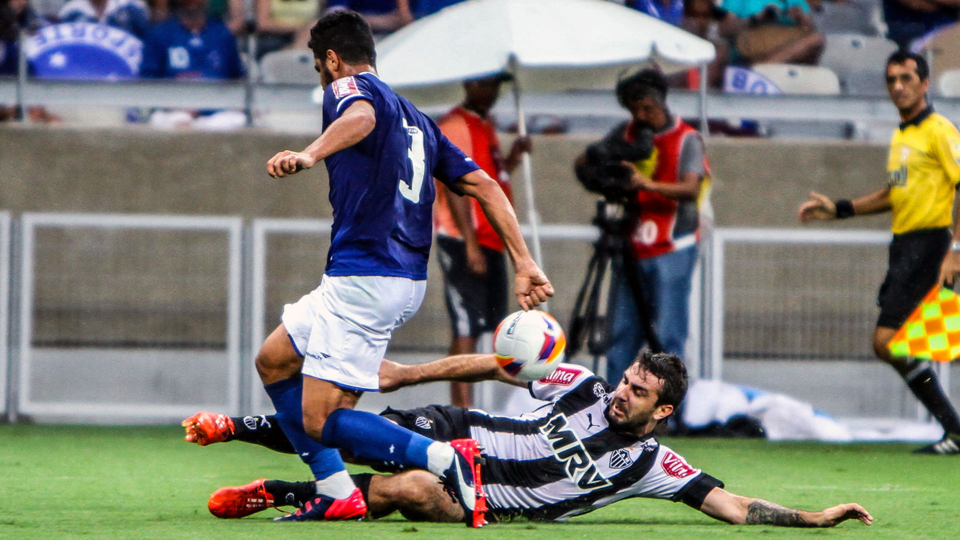 Lucas Pratto, do Atl&eacute;tico Mineiro, d&aacute; carrinho em L&eacute;o, do Cruzeiro (Foto: Bruno Cantini)