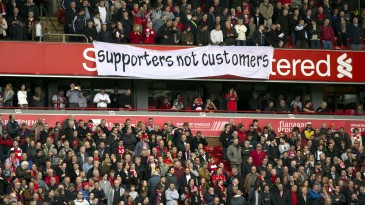 Torcedores dos 20 times da Premier League farão protesto por preços altos dos ingressos