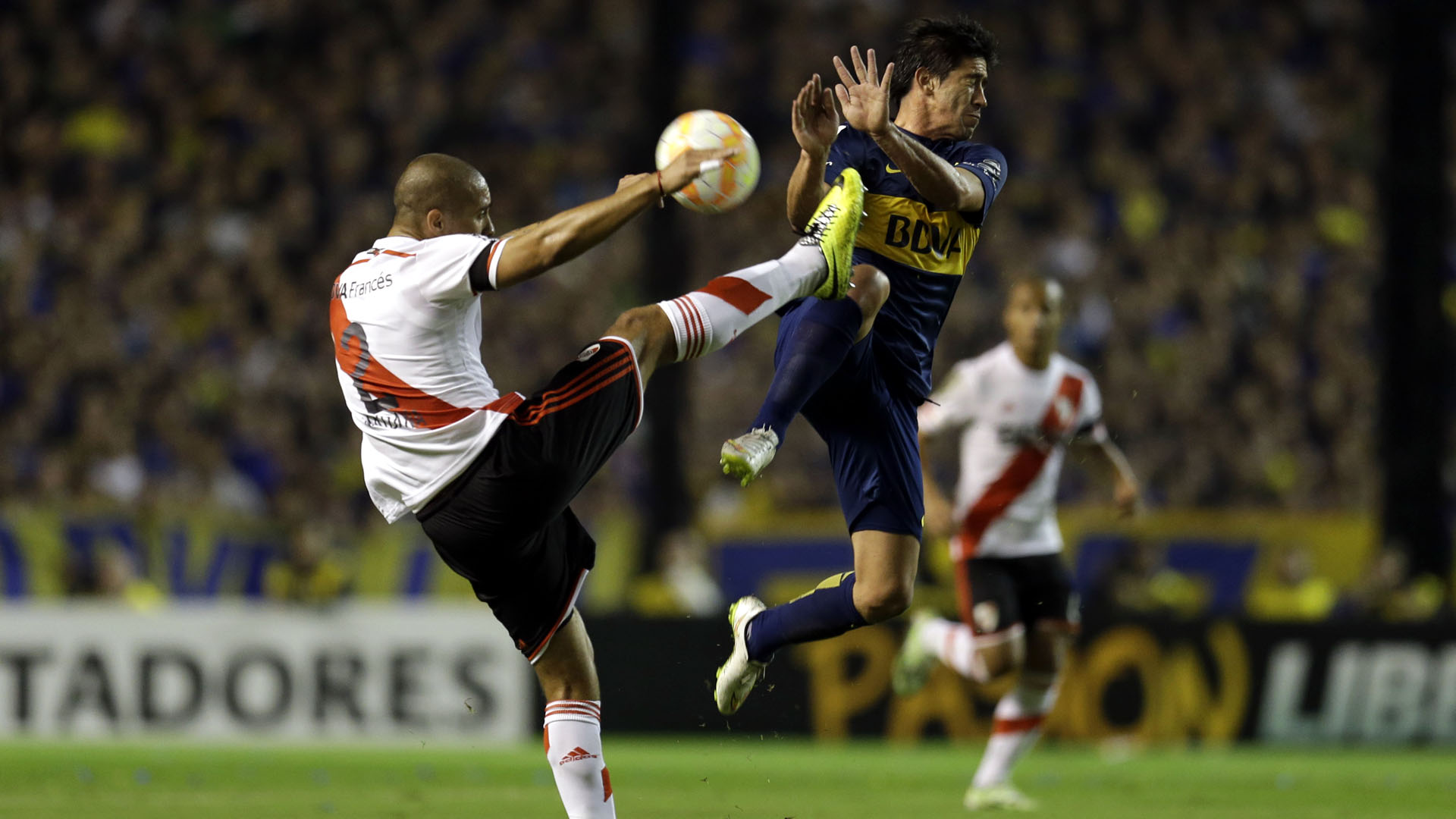 River, de Maidana (esq.) fez um cl&aacute;ssico duro com o Boca Juniors de Pablo P&eacute;rez na Libertadores  (AP Photo/Victor R. Caivano)