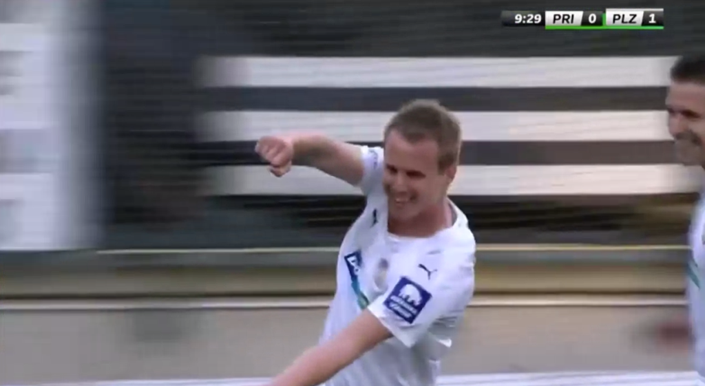 Tcheco bate o carro b&ecirc;bado e, quando volta a jogar, comemora gol fingindo dirigir