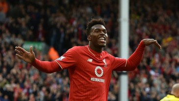 Sturridge retomou protagonismo no momento em que Rodgers mais balança no cargo