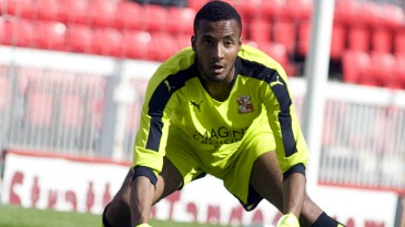 Clube inglês dispensa goleiro que se atrasou para treino e pagou multa com moedas de um centavo