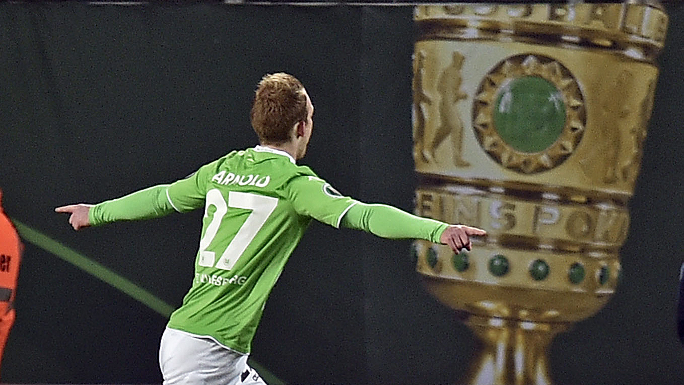 Maximilan Arnold comemora gol do Wolfsburg na semifinal da Copa da Alemanha 2014/15 contra oA rminia Bielefeld (AP Photo/Martin Meissner)