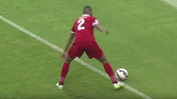 Jogador do Al Ahly achou que a bola já tinha saído e cometeu um pênalti bizarro