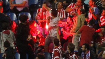 Benfiquistas atiram sinalizadores contra torcida do Atleti e, por um triz, não machucam menino