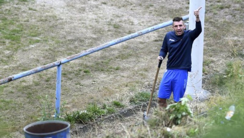 Diante da m&aacute; fase, clube tcheco obriga seus jogadores a pegar em enxadas e p&aacute;s