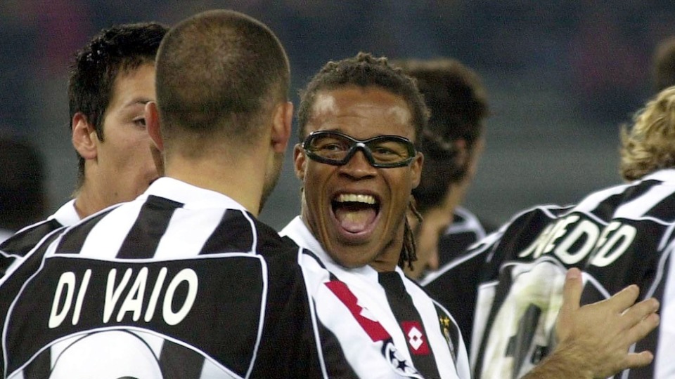 [V&iacute;deo] Ele ainda joga muito: olha s&oacute; o gola&ccedil;o que Davids fez em amistoso de veteranos