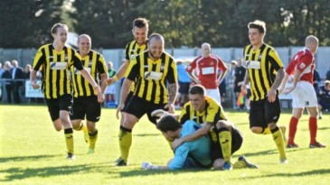 Gol de goleiro, de bicicleta, aos 49 do 2º tempo: o herói da rodada na Copa da Inglaterra