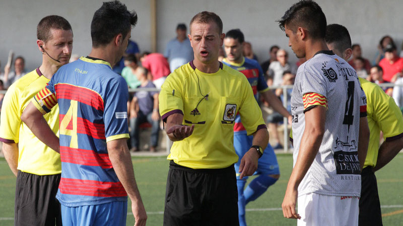 &Aacute;rbitro merecia pelo menos cart&atilde;o amarelo ap&oacute;s derrubar um jogador do Mallorca desse jeito