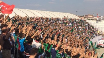 Este era o clima nas arquibancadas para um dérbi da quinta divisão na Turquia