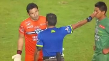 Goleiro do Zacatepec saiu jogando na cabeça do adversário e se encobriu sozinho