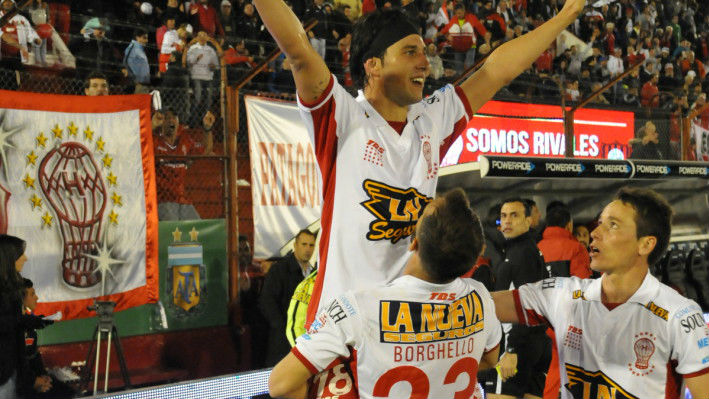 A vibra&ccedil;&atilde;o dos jogadores com a torcida traduz a import&acirc;ncia da vit&oacute;ria do Hurac&aacute;n no cl&aacute;ssico