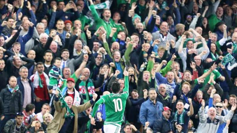 Os lances grotescos n&atilde;o impediram a Irlanda do Norte de se aproximar da vaga in&eacute;dita na Euro