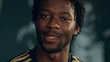 A história do refugiado de guerra que mudou sua vida (e muda outras) através do futebol